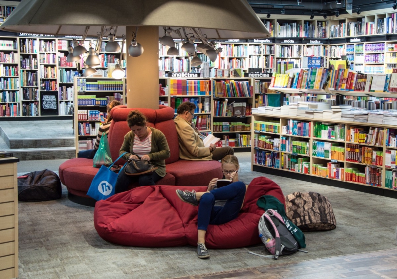 vitrine-BAGNOLS EN FORET-min_books_bookstore_book_reader_readers_reading_shop_sale_books-849006